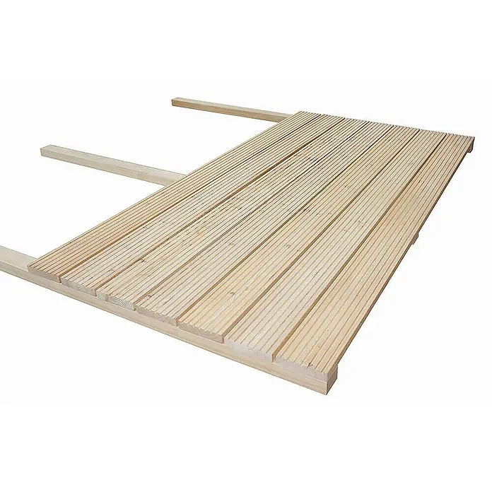 Home Deluxe Terrassenfliese ARIS Lärche 10 m² - Braun, Matt - Das Bild zeigt eine Holzterrasse. Die Dielen sind hell und haben eine feine Maserung, die durch die gerillte Oberfläche betont wird.