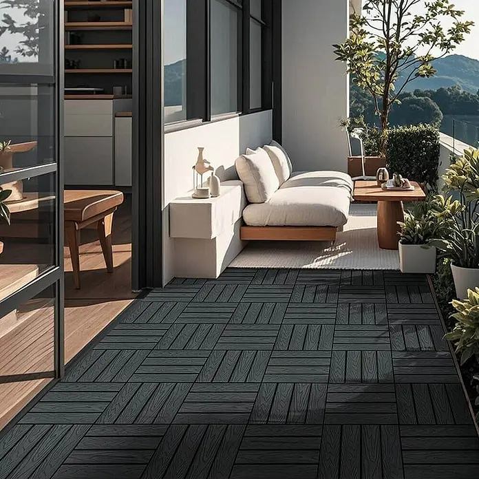 Home Deluxe Terrassenfliese BAVARO PREMIUM 7,5m² - Anthrazit, Matt - Diese Aufnahme zeigt ein modernes, stilvolles Outdoor-Wohnzimmer mit dunklen Terrassenfliesen, die eine elegante Atmosphäre schaffen.