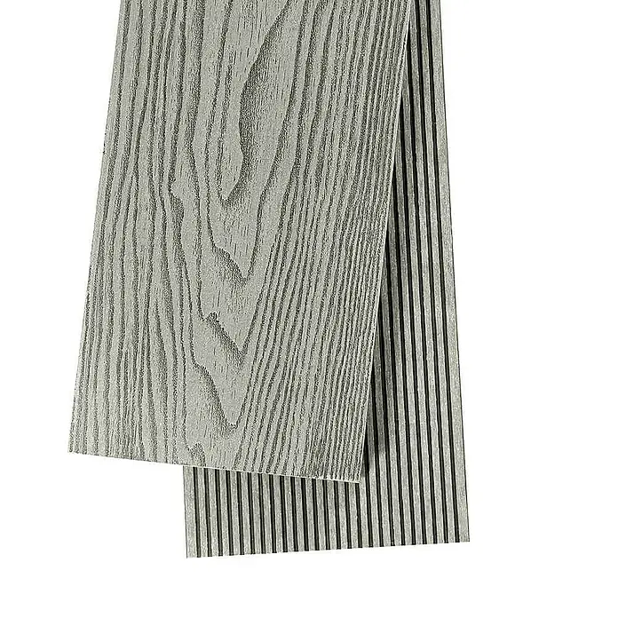 Home Deluxe Terrassenfliese SAMANA PREMIUM 10m² - Antik, Matt - Ein graues Verbundholz-Terrassendielenmuster mit einer realistischen Holzmaserung und gerillter Oberfläche für rutschfeste Eigenschaften.
