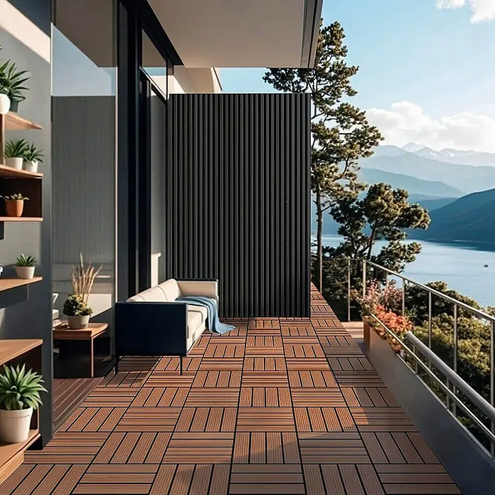 Home Deluxe Terrassenfliese BAVARO 9m² - Hellbraun, Matt - Braune Terrassenfliesen auf einem Balkon mit seitlicher Couch, die einen gemütlichen Außenbereich mit Seeblick schaffen.