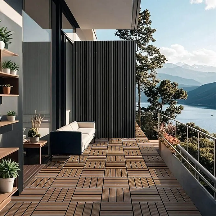 Home Deluxe Terrassenfliese BAVARO 6m² - Teak, Matt - Terrassendielen aus Holzverbundstoff auf einem Balkon mit malerischer Aussicht. Die Dielen verleihen dem Außenbereich eine warme, natürliche Note.