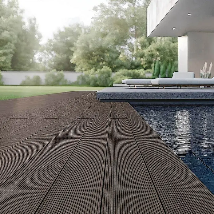 Home Deluxe Terrassenfliese SAMANA 2m² - Dunkelbraun, Matt - Nahaufnahme einer stilvollen Terrasse aus braunen Dielen neben einem Pool, ideal für entspannte Stunden im Garten.