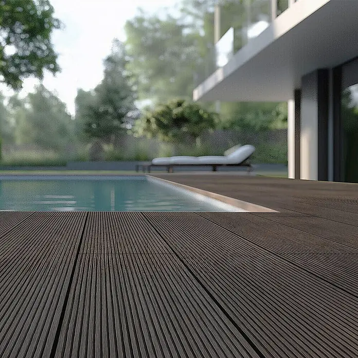 Home Deluxe Terrassenfliese SAMANA 2m² - Dunkelbraun, Matt - Nahaufnahme von Terrassendielen am Pool, die eine moderne und stilvolle Außenanlage präsentieren. Die dunklen Dielen ergänzen das klare Wasser.