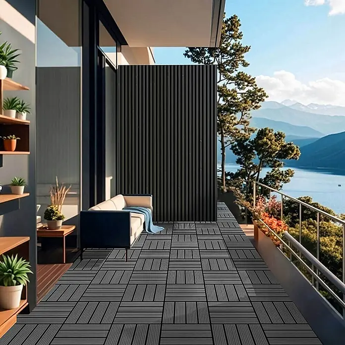 Home Deluxe Terrassenfliese BAVARO 6m² - Anthrazit, Matt - Eine stilvolle Terrasse mit grauen Terrassenfliesen und bequemen Sitzmöbeln, die einen entspannenden Außenbereich schaffen.
