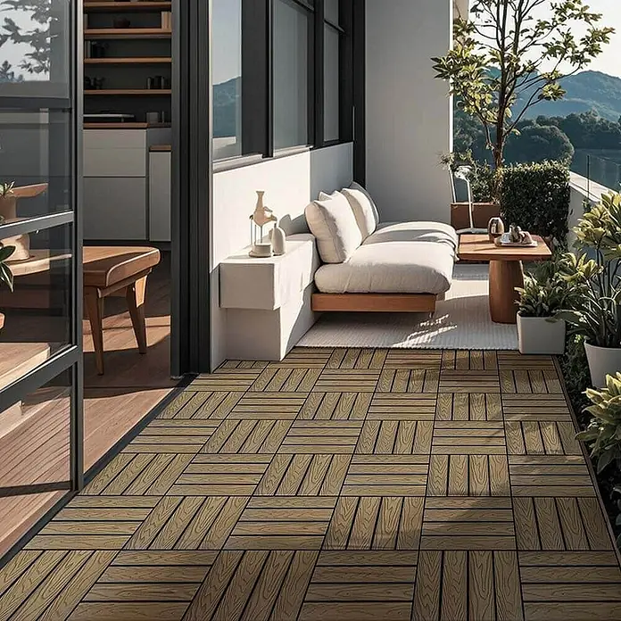 Home Deluxe Terrassenfliese BAVARO PREMIUM 2,5m² - Teak, Matt - Einladende Terrasse mit hellbraunen Holzbodenfliesen, die ein warmes und modernes Ambiente schaffen. Bequemes Sofa und Pflanzen laden zum Verweilen ein.