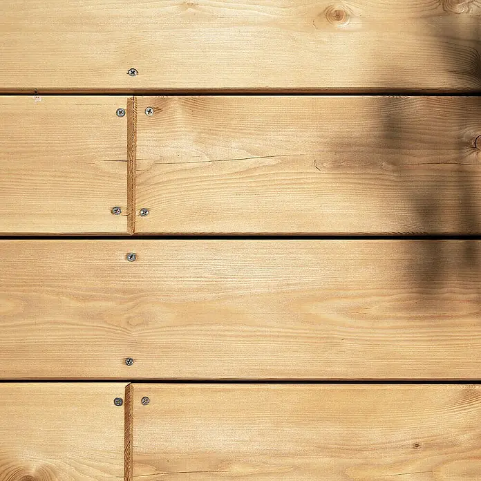 Home Deluxe Terrassenfliese ARIS Lärche 40 m² - Braun, Matt - Detailaufnahme einer hellen Holzterrasse mit Schrauben und einem leichten Schattenwurf. Die Bretter sind horizontal angeordnet.