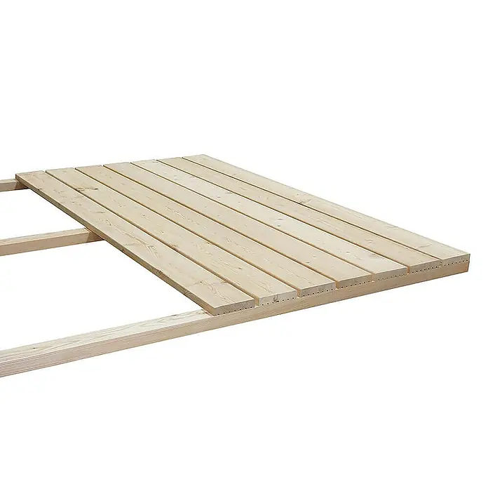 Home Deluxe Terrassenfliese ARIS Lärche 50 m² - Braun, Matt - Draufsicht einer Holzplatte, bestehend aus mehreren Holzbrettern, die auf einer Holzkonstruktion liegen. Das unbehandelte Holz zeigt seine natürliche Maserung.
