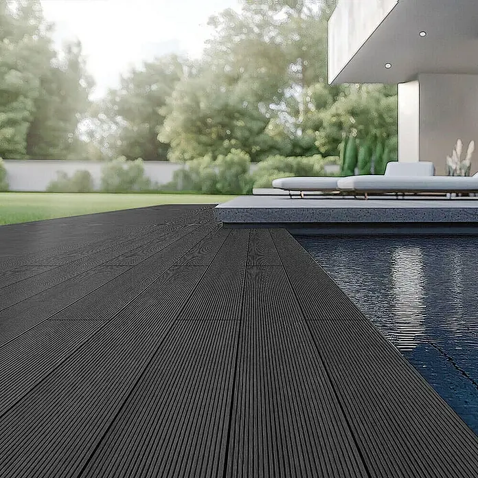 Home Deluxe Terrassenfliese SAMANA 10m² - Anthrazit, Matt - Schwarze Terrassendielen aus Holzverbundwerkstoff neben einem Pool, die eine moderne und stilvolle Außenbereichgestaltung ermöglichen.