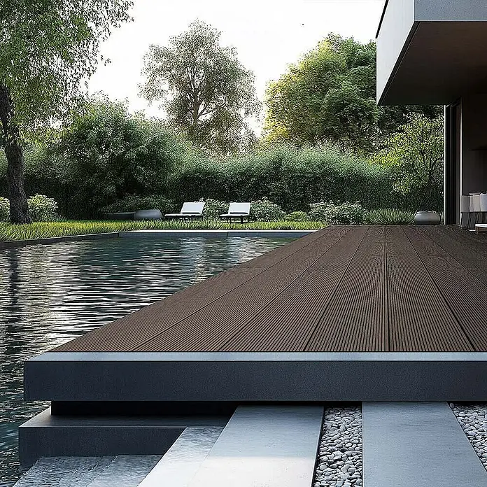 Home Deluxe Terrassenfliese SAMANA 10m² - Dunkelbraun, Matt - Moderne Poolterrasse mit dunklem Holzdeck und minimalistischem Design, umgeben von üppigem Grün. Entspannung pur am Wasser.