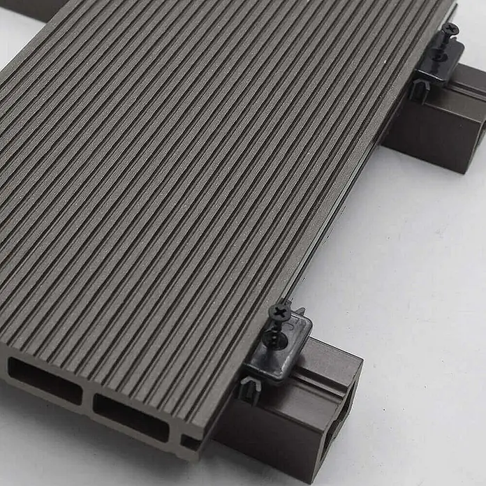 Home Deluxe Terrassenfliese SAMANA PREMIUM 30m² - Anthrazit, Matt - Das Bild zeigt eine Nahaufnahme von Terrassendielen aus WPC mit ihren Befestigungsclips, die für eine einfache und sichere Montage sorgen.