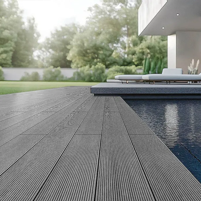Home Deluxe Terrassenfliese SAMANA 50m² - Hellgrau, Matt - Nahaufnahme einer modernen grauen Terrassendiele aus Holzverbundwerkstoff neben einem Pool.
