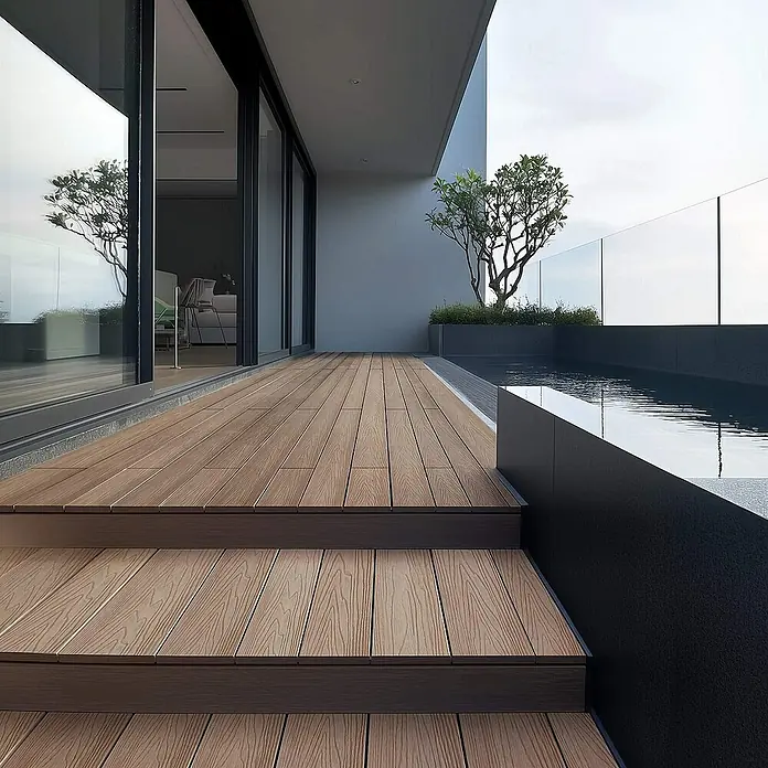 Home Deluxe Terrassenfliese SAMANA PREMIUM 10m² - Teak, Matt - Luxuriöse Terrasse mit Pool und elegantem Holzdeck. Die klaren Linien und das moderne Design laden zum Entspannen im Freien ein.
