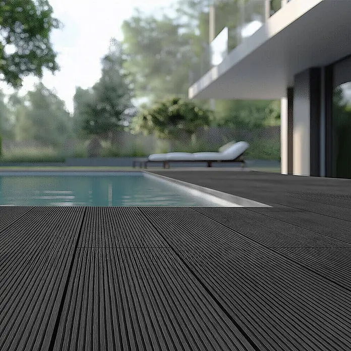 Home Deluxe Terrassenfliese SAMANA 50m² - Anthrazit, Matt - Schwarzer Terrassenboden aus Verbundholz neben einem Pool, der ein modernes und stilvolles Outdoor-Ambiente schafft.