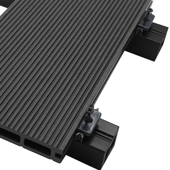 Home Deluxe Terrassenfliese SAMANA 50m² - Anthrazit, Matt - Nahaufnahme von schwarzen Terrassendielen aus WPC mit Rillenprofil, befestigt mit Clips auf einer Unterkonstruktion.