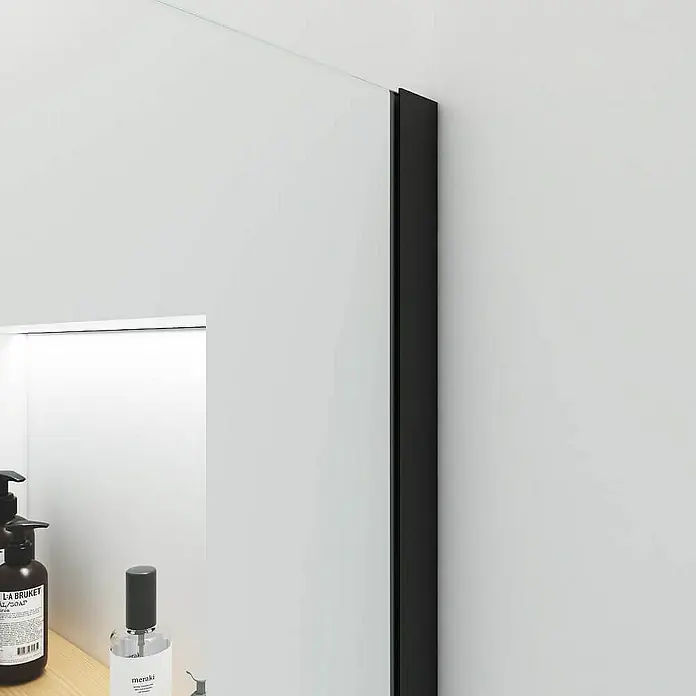 Home Deluxe Duschwand - Schwarz / Klarglas - Detailansicht eines modernen Spiegels mit schwarzem Rahmen, der stilvolle Akzente in einem minimalistischen Badezimmer setzt.