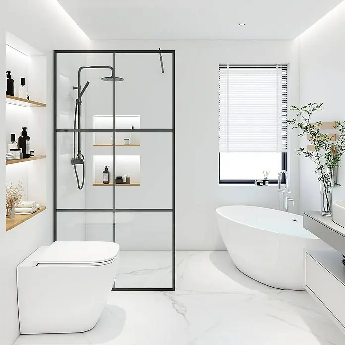 Home Deluxe Duschwand - Schwarz / Klarglas - Ein modernes Badezimmer mit ebenerdiger Dusche mit dunklem Rahmen, einer freistehenden Badewanne und einer eleganten Toilette.