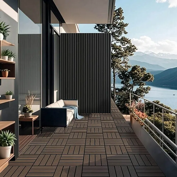 Home Deluxe Terrassenfliese BAVARO 9m² - Dunkelbraun, Matt - Terrassendielen aus Holzverbundstoff auf einem Balkon mit Blick auf einen See. Das Verbundmaterial ist langlebig und wasserfest.