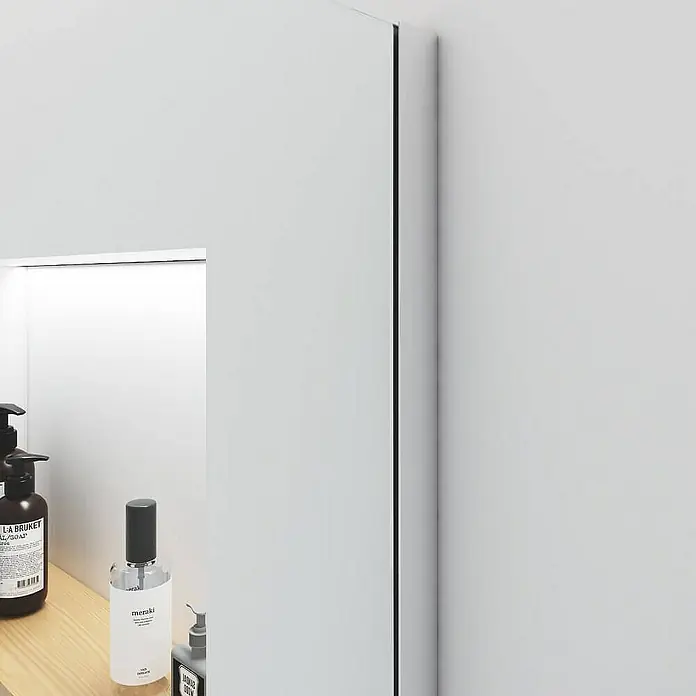 Home Deluxe Duschwand - Klarglas - Nahaufnahme eines weißen Badezimmerschranks mit verschiedenen Hautpflegeprodukten auf einem Holzregal.