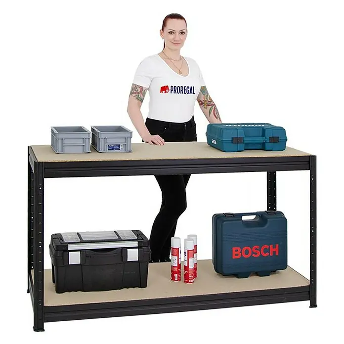 Proregal Schwerlastregal Mega Deal 1x Big Elephant M & 1x Höhenverstellbare Werkbank Big DINO - Traglast pro Boden: 250 kg, Anzahl Böden: 5 Stk., Stecken, Schwarz - Bild eines Proregal-Werkstatttisches mit zwei Ablagen, beladen mit Werkzeugkisten und Behältern. Eine Frau steht daneben und präsentiert den Tisch.