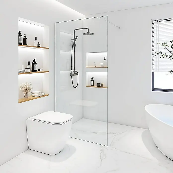 Home Deluxe Duschwand - Klarglas - Das Bild zeigt ein modernes Badezimmer mit einer Dusche, einer Toilette und einem Waschbecken, die alle in Weiß gehalten sind.