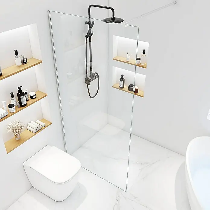 Home Deluxe Duschwand - Klarglas - Moderne Badezimmergestaltung mit begehbarer Dusche, stilvoller Toilette und Ablageflächen in den Wänden. Helles und minimalistisches Design.