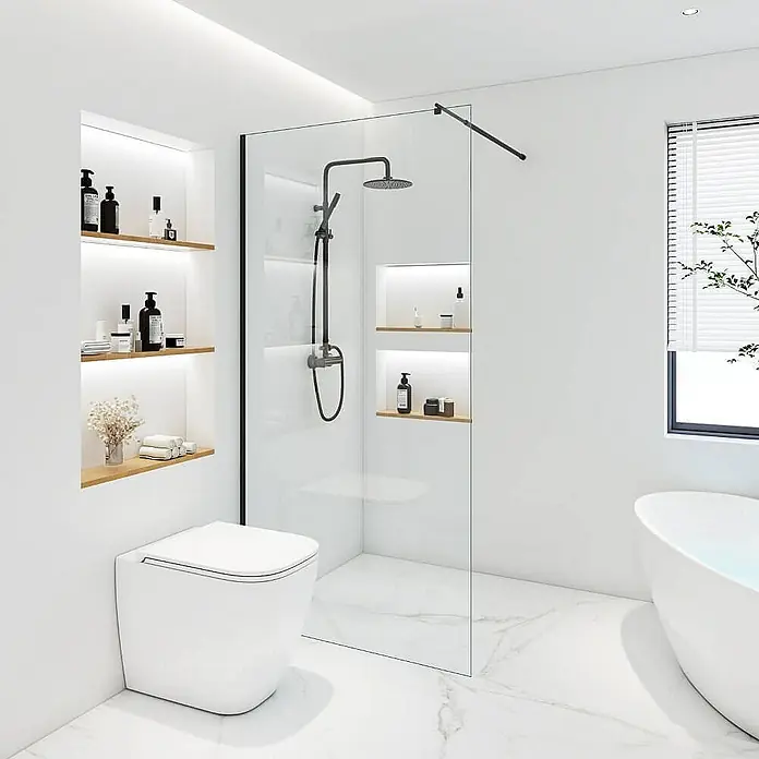 Home Deluxe Duschwand - Schwarz / Klarglas - Badezimmerdesign mit Toilette, Dusche mit Glaswand, eingelassenen Regalen und freistehender Badewanne für ein modernes Ambiente.