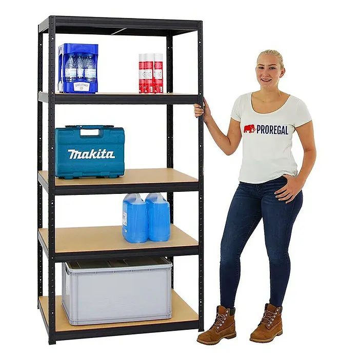 Proregal Schwerlastregal Mega Deal 2x Slim Elephant M & 1x Höhenverstellbare Werkbank Big DINO - Traglast pro Boden: 350 kg, Anzahl Böden: 5 Stk., Stecken, Schwarz - Produktfoto: Ein schwarzes Schwerlastregal mit fünf Ablagen, beladen mit verschiedenen Gegenständen, neben einer Frau.