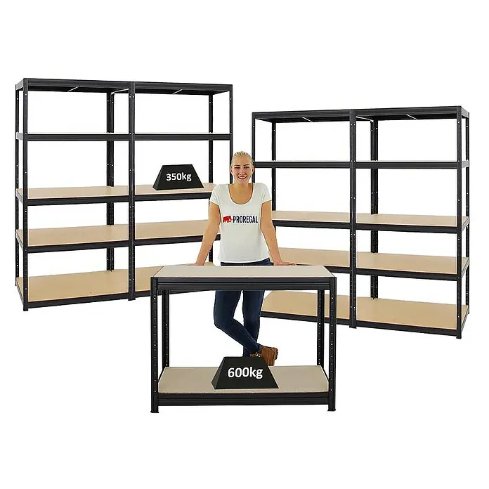 Proregal Schwerlastregal Mega Deal 4x Slim Elephant M & 1x Höhenverstellbare Werkbank Slim DINO - Traglast pro Boden: 350 kg, Anzahl Böden: 5 Stk., Stecken, Schwarz - Bild von drei Proregal-Metallregalen mit verschiedenen Tragfähigkeiten, präsentiert von einer Frau in der Mitte.