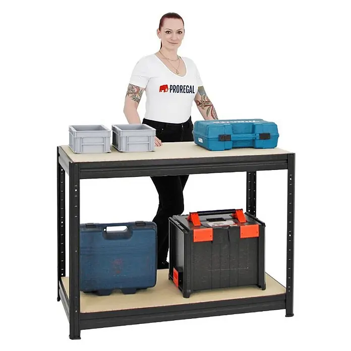 Proregal Schwerlastregal Mega Deal 3x Big Elephant M & 1x Höhenverstellbare Werkbank Slim DINO - Traglast pro Boden: 250 kg, Anzahl Böden: 5 Stk., Stecken, Schwarz - Werkbank mit Ablagefächern, gefüllt mit verschiedenen Werkzeugkästen und Behältern, präsentiert von einer Frau mit Proregal T-Shirt.