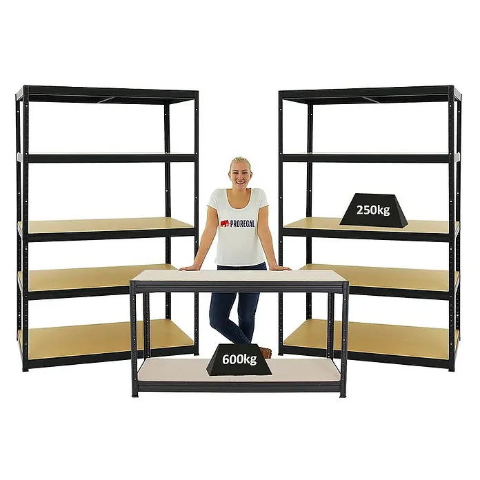 Proregal Schwerlastregal Mega Deal 2x Big Elephant M & 1x Höhenverstellbare Werkbank Big DINO - Traglast pro Boden: 250 kg, Anzahl Böden: 5 Stk., Stecken, Schwarz - Das Bild zeigt Regalsysteme von Proregal in Schwarz mit Holzregalböden und Gewichtsangaben. Eine Frau steht zwischen den Regalen.