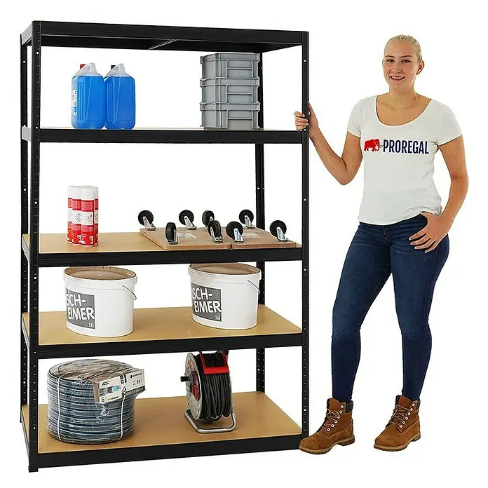 Proregal Schwerlastregal Mega Deal 4x Big Elephant M & 1x Höhenverstellbare Werkbank Big DINO - Traglast pro Boden: 250 kg, Anzahl Böden: 5 Stk., Stecken, Schwarz - Metallregal mit fünf Regalböden, beladen mit verschiedenen Gegenständen und einer Frau, die daneben steht.