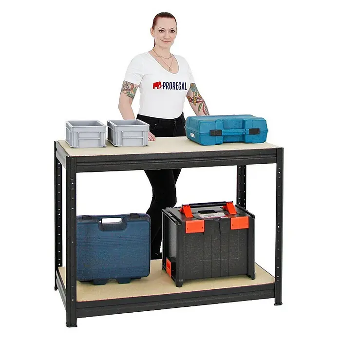 Proregal Schwerlastregal Mega Deal 2x Slim Elephant M & 1x Höhenverstellbare Werkbank Slim DINO - Traglast pro Boden: 350 kg, Anzahl Böden: 5 Stk., Stecken, Schwarz - Ein Proregal Werkbank mit grauen Boxen, einem blauen Werkzeugkoffer oben und einem blauen und schwarzen Werkzeugkoffer unten.
