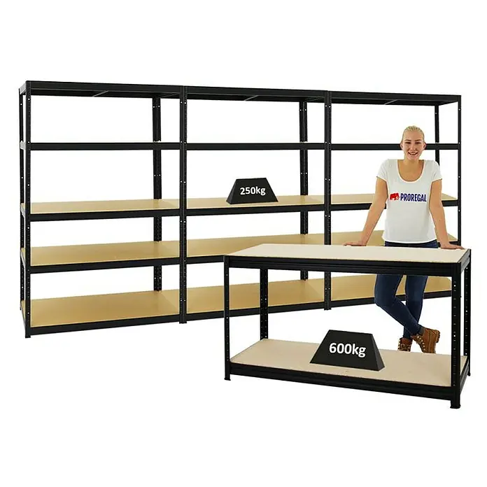 Proregal Schwerlastregal Mega Deal 3x Big Elephant M & 1x Höhenverstellbare Werkbank Big DINO - Traglast pro Boden: 250 kg, Anzahl Böden: 5 Stk., Stecken, Schwarz - Das Bild zeigt ein schwarzes Metallregal mit Holzregalböden und eine darauf lehnende Frau. Die Regale haben eine hohe Tragfähigkeit.