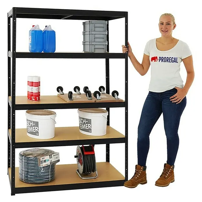 Proregal Schwerlastregal Mega Deal 3x Big Elephant M & 1x Höhenverstellbare Werkbank Big DINO - Traglast pro Boden: 250 kg, Anzahl Böden: 5 Stk., Stecken, Schwarz - Metallregal mit fünf Ebenen, beladen mit verschiedenen Gegenständen und einer Frau, die daneben steht.
