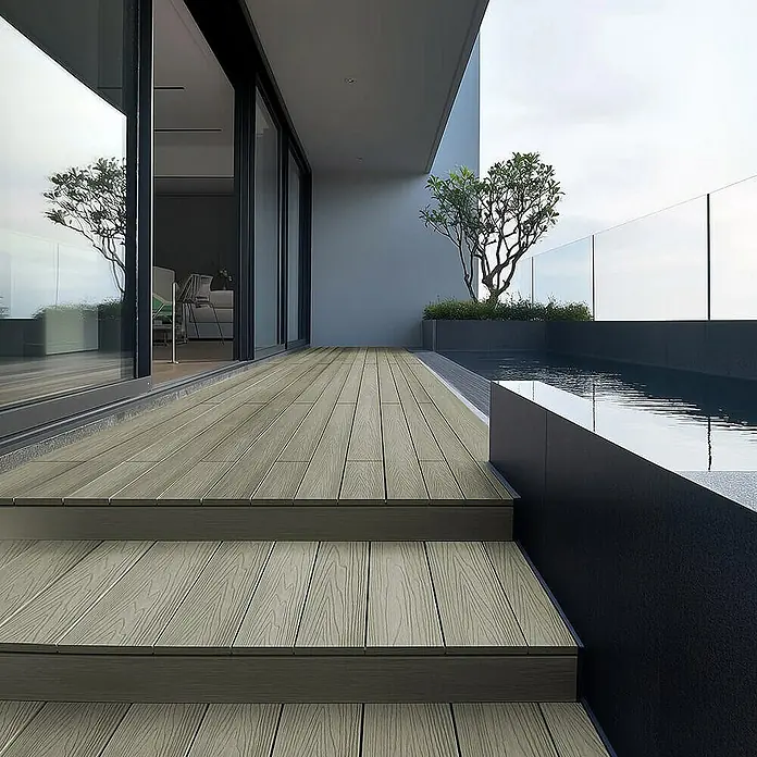 Home Deluxe Terrassenfliese SAMANA PREMIUM 10m² - Antik, Matt - Moderne Terrasse mit Holzterrasse und Pool. Die Holzterrasse bietet einen stilvollen Übergang zum Poolbereich und lädt zum Entspannen ein.