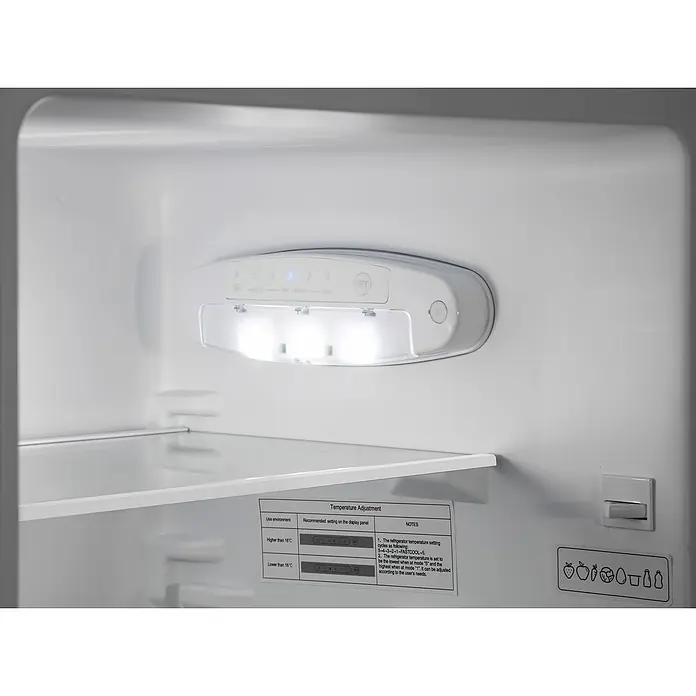 Respekta Kühl-Gefrierkombination Savo - 49,5 x 47,4 x 144 cm, Weiß, Nutzinhalt Gesamt: 157 l - Innenansicht eines Kühlschranks mit Temperaturregelung und LED-Beleuchtung.