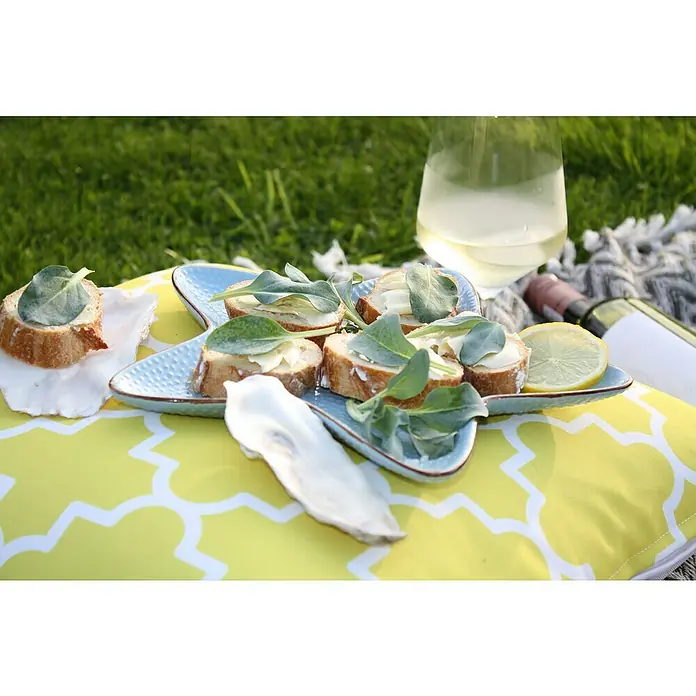 Blu Bio Austernpflanze - Mertensia maritima, Topfgröße: 12 cm - Appetitliche Canapés mit frischen Kräutern auf einem dekorativen Teller, begleitet von einem Glas Wein und einer Zitrone für den perfekten Genuss.