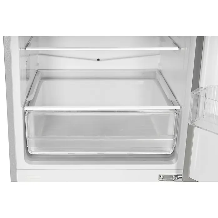 Respekta Kühl-Gefrierkombination Gotland - 55 x 54 x 176 cm, Inox Look, Nutzinhalt Gesamt: 262 l - Nahaufnahme eines leeren Kühlschranks mit Regalen und einer transparenten Schublade, die die Innenausstattung hervorhebt.