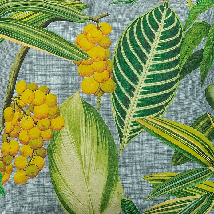 Madison Outdoor-Kissen - 50 x 50 cm, Grave Grey, Baumwoll-Polyester-Mischgewebe - Detailaufnahme eines Dekostoffes mit üppigem tropischen Pflanzenmuster in Grün- und Gelbtönen auf blauem Grund.