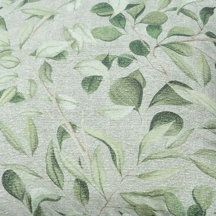Madison Outdoor-Kissen - 50 x 50 cm, Diez, Baumwoll-Polyester-Mischgewebe - Detailaufnahme eines Stoffes mit einem grünen Blätter-Muster auf einem hellen, texturierten Hintergrund.