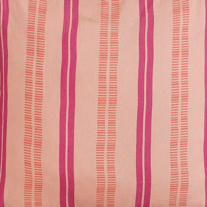 Mica Decorations Outdoor-Kissen - Rosa, L x B x H: 45 x 45 x 10 cm, Baumwoll-Polyester-Mischgewebe, Streifen - Nahaufnahme eines Stoffes mit rosa und pinkfarbenen Streifen, der ein sanftes und dekoratives Muster zeigt.