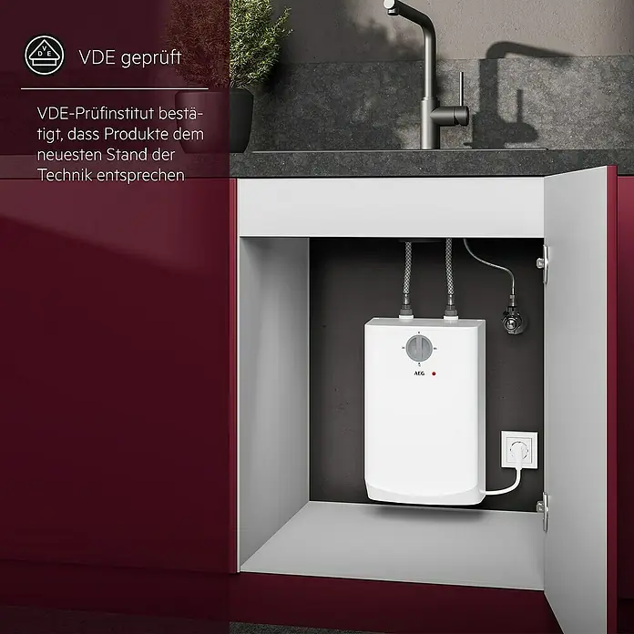 AEG Warmwasserspeicher KLE 5 U - 5 l, 2 kW, Niederdruck, Untertischmontage - Ein kompakter Untertisch-Warmwasserbereiter von AEG ist in einem Küchenschrank unter der Spüle installiert und angeschlossen.
