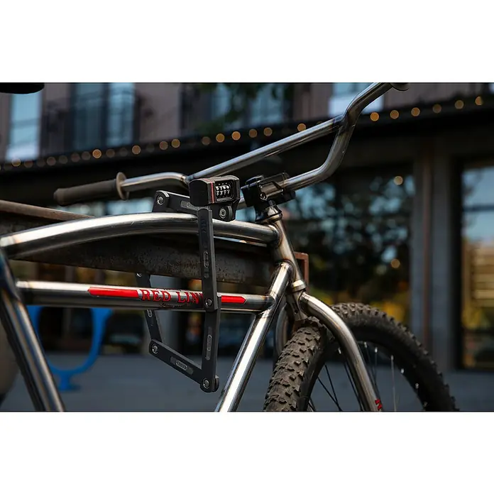 Abus Faltschloss uGrip BORDO™ 5700C - Länge: 80 cm - Ein faltbares Fahrradschloss am Rahmen eines Red Line Fahrrads. Das Schloss verfügt über einen Zahlencode zur sicheren Befestigung.
