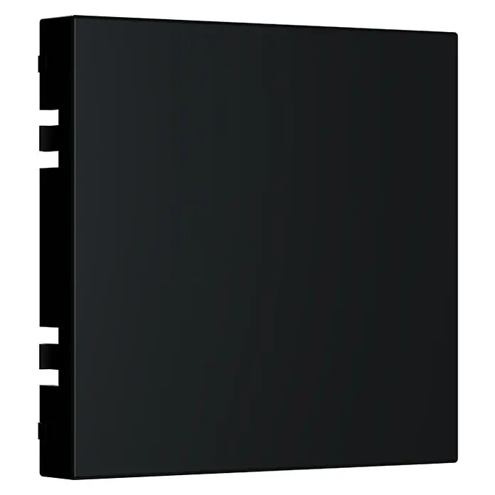 Blindabdeckung I500 - Matt schwarz, Matt, Kunststoff - Aufnahme eines modernen schwarzen Geräts, das sich durch ein schlankes, minimalistisches Design und eine matte Oberfläche auszeichnet.