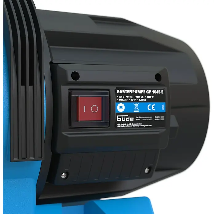 Güde Gartenpumpe GP1045 E - 1.000 W, Max. Fördermenge: 4.500 l/h - Abgebildet ist eine Güde Gartenpumpe GP 1045 E mit Netzschalter und technischen Daten auf dem Typenschild.