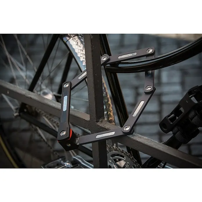 Abus Faltschloss uGrip BORDO™ 5700K/80 - Länge: 80 cm - Das ABUS Faltschloss sichert ein Fahrrad an einem Metallgeländer. Das Schloss ist kompakt und robust.
