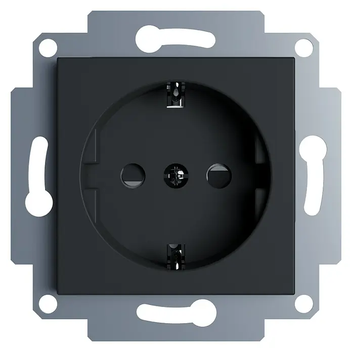Steckdose Rio mit erhöhtem Berührungsschutz - Schwarz Soft Touch, Seidenmatt - Nahaufnahme einer schwarzen Steckdose mit Metalleinfassung, die ein modernes und minimalistisches Design für den Innenbereich zeigt.
