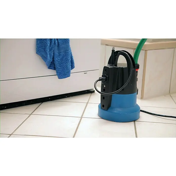 Güde Klarwasser-Tauchpumpe GFS 401 S - 400 W, Max. Fördermenge: 7.000 l/h - Eine Tauchpumpe mit blauem Sockel und schwarzem Gehäuse steht auf einem gefliesten Boden. Ein grüner Schlauch ist an der Pumpe befestigt.