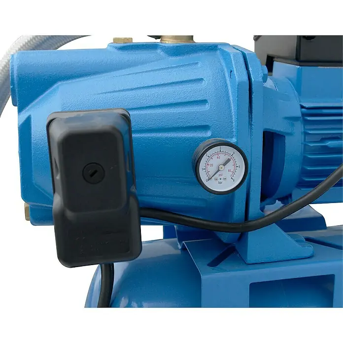 Güde Hauswasserwerk HWW 1300 G - 1.300 W, Max. Fördermenge: 4.000 l/h, Max. Druck: 4,8 bar - Nahaufnahme einer blauen Wasserpumpe mit Druckmesser und schwarzem Elektrokasten.