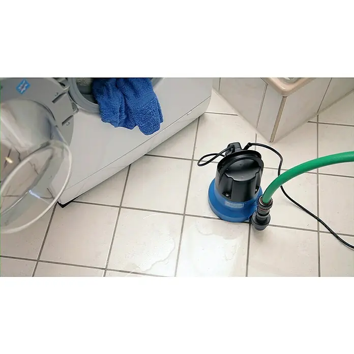Güde Klarwasser-Tauchpumpe GFS 401 S - 400 W, Max. Fördermenge: 7.000 l/h - Auf dem gefliesten Boden steht eine blaue Tauchpumpe, die Wasser abpumpt, mit einem grünen Schlauch verbunden und einem Stromkabel.